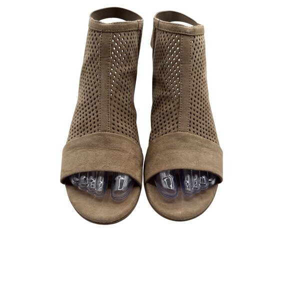 Sonoma Size 8.5 Peep Toe Tan Perforated Sandals Block Heel & Back Strap - Picture 4 of 16